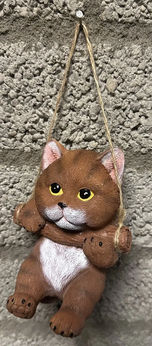 Impuls Polyresin hangend (tuin) dier "kat" - bruin - hoogte 15x10x8 cm - ophangtouw - Voor binnen of buiten - Tuinaccessoires - Woonaccessoires Meerkleurig - Bruine kat