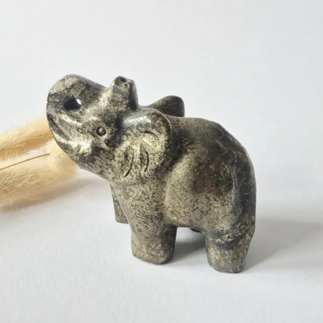 Moonlight Gemstones Pyriet Edelsteen Olifant 7x5cm – Handgesneden Kristallen Beeldje Meerkleurig