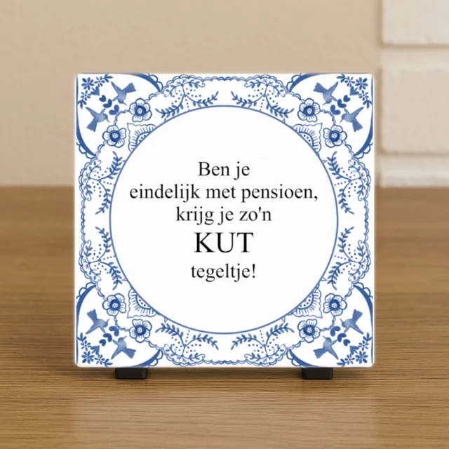 CreaCraft Spreuktegel “Ben je eindelijk met pensioen, krijg je zo’n kut tegeltje!” - Woondecoratie – Pensioen – Grappig – Cadeau tegeltje – Trendy nu – Vriend(in), Collega, familie – Zomaar – Cadeau – Incl standaard – Wenstegeltje – Cadeau idee