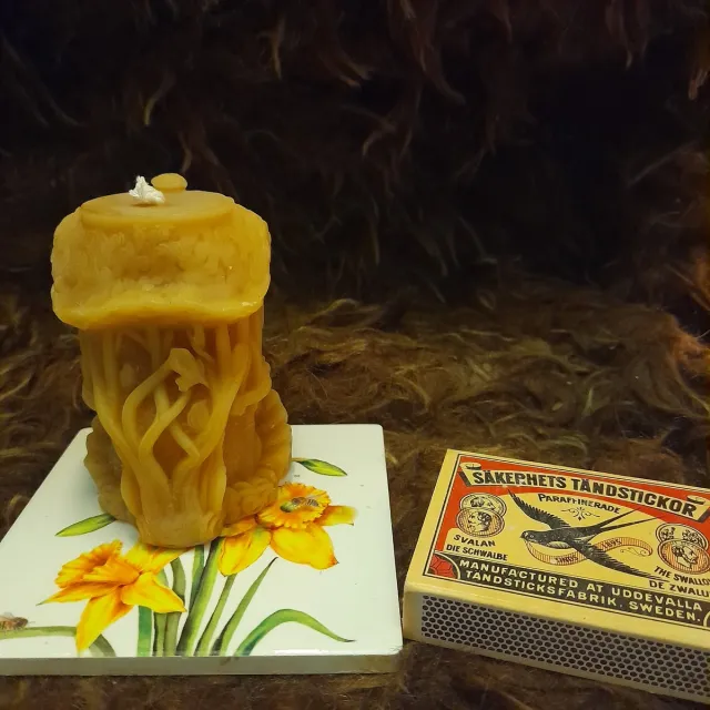 cailleagh's candles and gifts Bijenwas kaars, elfenhuisje met wenteltrap geel