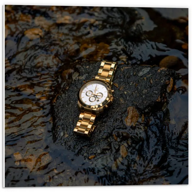 KuijsFotoprint Forex - Goude Horloge op Waterige Steen - 50x50cm Foto op Forex