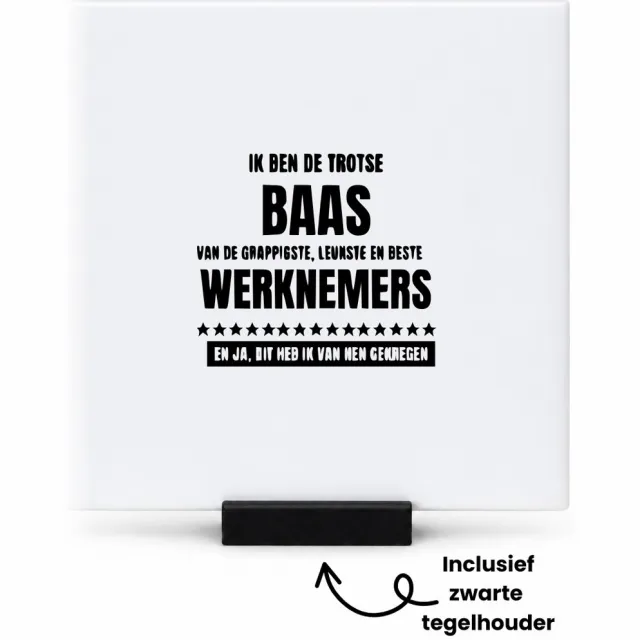 Hacebo Ik ben de trotse baas van de grappigste en leukste en beste werknemers tegeltje met tegelhouder - Baas - Medewerkers - tegeltjes met tekst - Cadeau - spreuktegels - 10.8x10.8 CM Wit