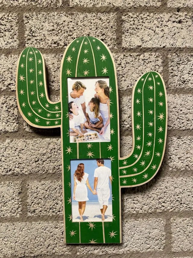 Impuls Decoratieve Wand Fotolijst Cactus - voor 2 foto's - hout + donker groen - hoogte 45 x 32 x 1 cm - Geschikt voor 2x 10x15 cm - Met ophanghaakjes - Decoratielijst - Woonaccessoires Donker groen - cactus