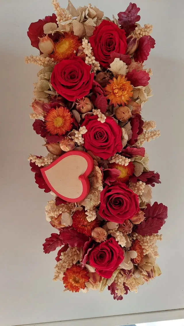 Bloemen en Decoratie 4U Eyecatcher speciale Valentijn bloemstuk van echt dieprood geconserveerde rozen, en diverse droogbloemen/ cadeau voor alle gelegenheid. rood, beige,