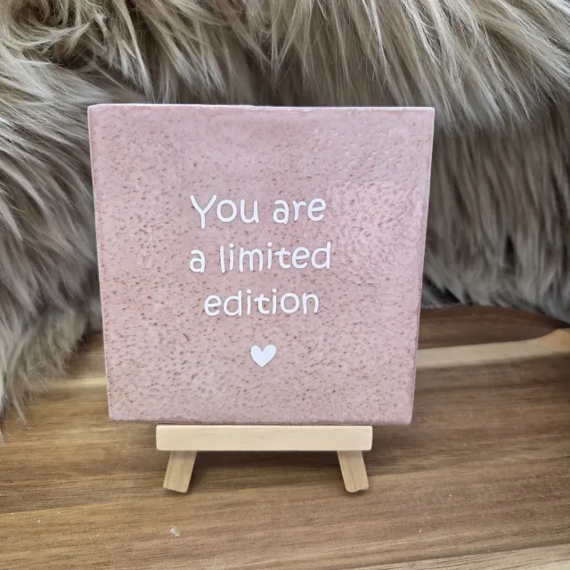 CreaCraft Robuust Wenstegeltje – You Are a Limited Edition – Speels – Hip trendy tegeltje – 10x10 cm – Uniek Cadeau voor Vriendin, Juf, Tante, Zus of Collega – Stijlvolle Woondecoratie met Boodschap – Trendy nu – Decoratief Tegeltje met Standaard – Cadeau Idee Robuust lichtroze/Wit