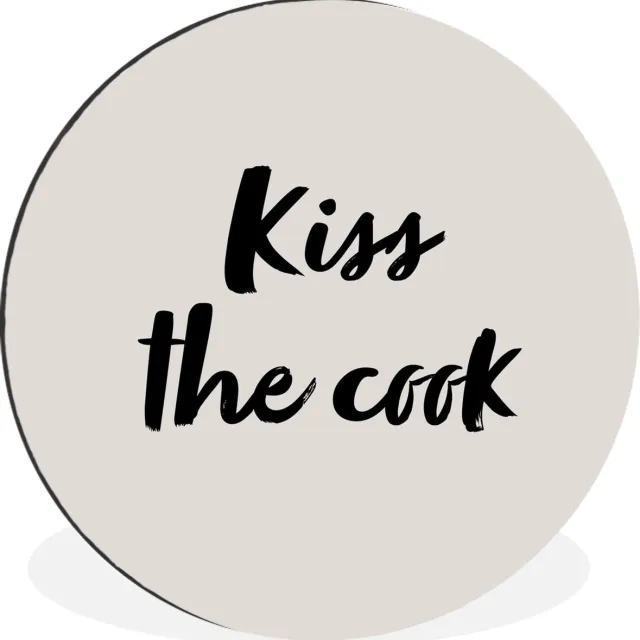 WallCircle Wandcirkel - Muurcirkel - Quotes - Spreuken - Kok - Kus - Kiss the cook - Aluminium - Dibond - 120x120 cm - Binnen en Buiten Bruin
