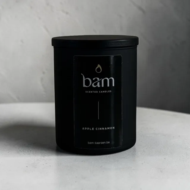 Bam Apple Cinnamon Geurkaars – Black Collection Medium – 2 Katoenen Wieken – 60 Branduren – 190 g – Zonnebloemwas – Vegan - Appel Kaneel zwart