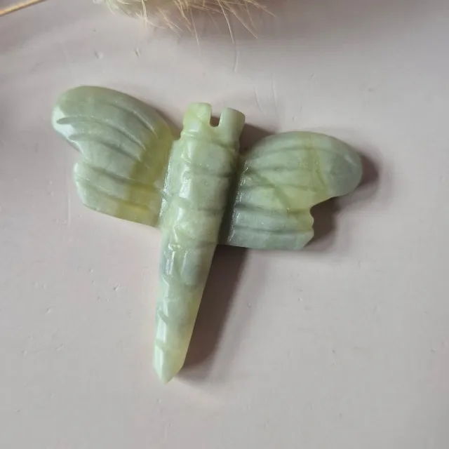 Moonlight Gemstones Xichuan Jade Libelle 5 cm – crystal carving in diverse steensoorten Edelsteen Meerkleurig
