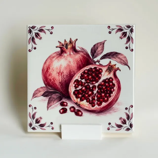 Bedruk King Tegeltje met Granaatappel – Keramisch Tegeltje 11x11 cm met Houdertje – Herfstdecoratie - Hoekornamenten