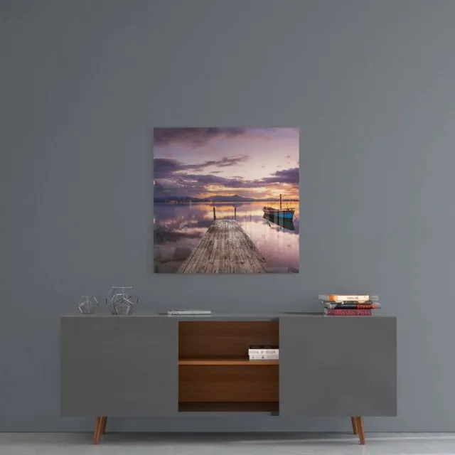 Insigne Art Vierkant Glasschilderij Zonsondergang aan het Meer – Luxe Wanddecoratie van Gehard Glas – Steiger & Boot – Premium Landschapskunst - 100x100 cm Kleurrijk