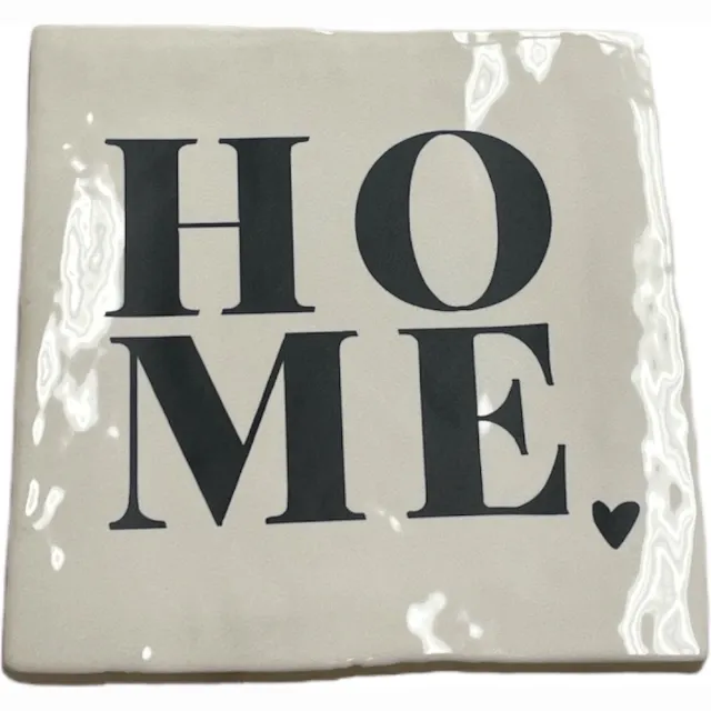 Bij ons onder de panne Hippe tegeltje met tekst: Home | Wit met zwart | Gepersonaliseerde cadeau | Hippe Spreuktegel | Nieuwe woning cadeau | Housewarming cadeau