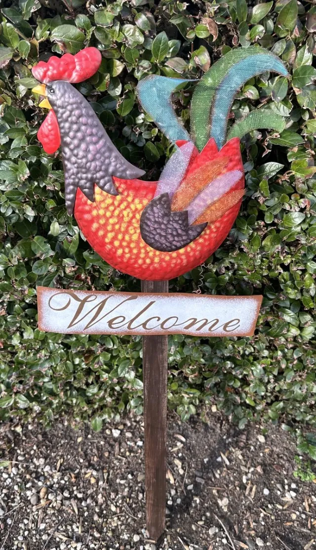 Impuls Metalen deco "haan + welcome" op houten tuinsteker - Paars + rood - hoogte 91 x 31 x 2 cm - Tuinaccessoires - Tuindecoratie – Tuinstekers Paars + rood - haan+welcome