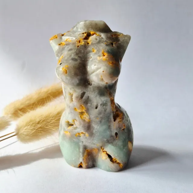 Moonlight Gemstones Caribbean Calciet vrouwenbeeldje 8 cm (#20) – handgeslepen edelsteen goddess carving Groen