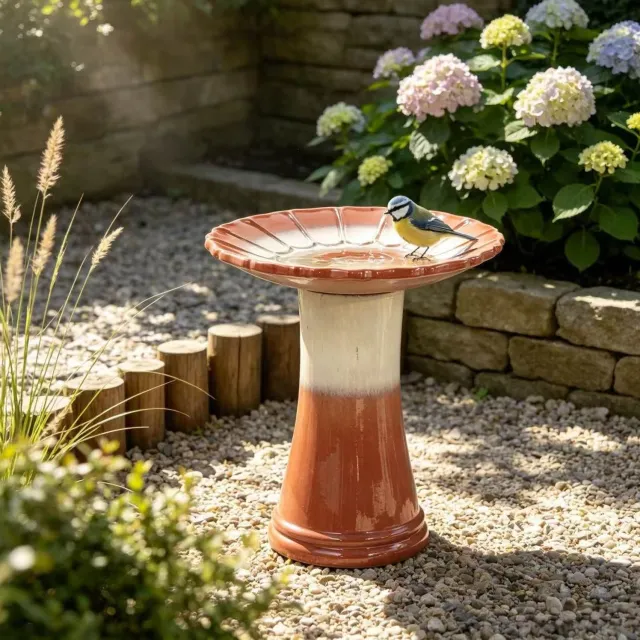 Wishdor Vogelbad - Handgemaakt van keramiek - Brede ondiepe schaal voor drinken en baden - Weer- en vorstbestendig - Glanzend glazuur - Voor tuin terras en balkon - Roodbruin en wit - Ø 43 cm