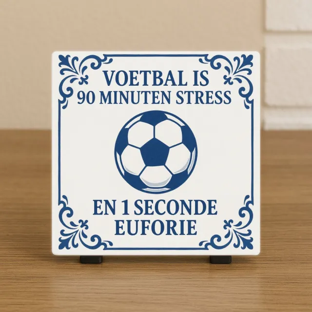 CreaCraft Wenstegeltje "Voetbal is 90 minuten stress en 1 seconden euforie"– Origineel cadeau – Stijlvolle Woondecoratie met grappige boodschap – Trendy nu– Hip trendy tegeltje – Cadeau – Zomaar – Decoratief Tegeltje met Standaard – Cadeau Idee Voetbal is 90 minuten stress en 1 seconde euforie