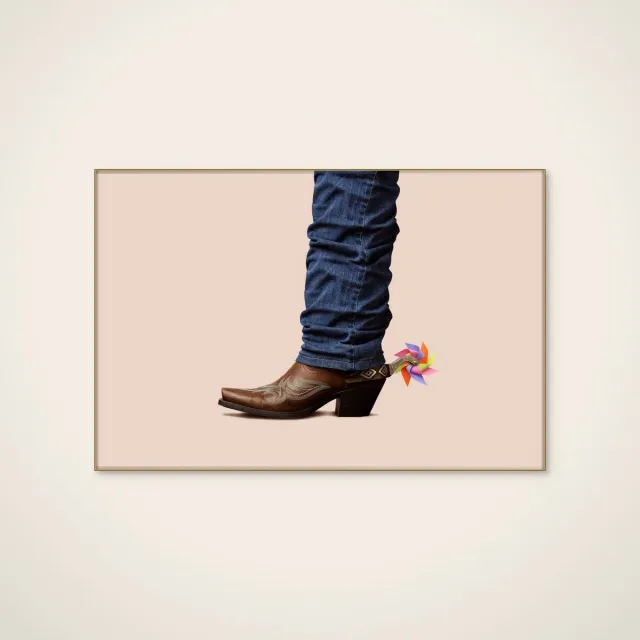 HelloWalls Akoestisch schilderij - 120 x 80 cm - Playful Cowboy Boot van Artem Pozdniakov - Abstracte wanddecoratie - goud textielframe Meerkleurig