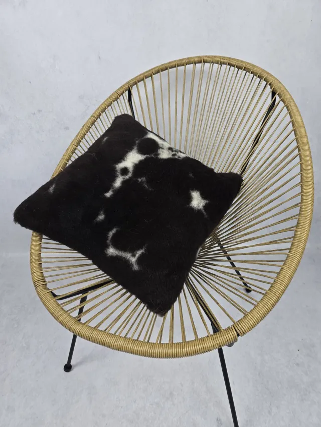 Bèèèhst Genôch Kussen – Schapenvacht – Exclusieve collectie – Woondecoratie – Zwart, Wit – 100% echt natuurlijke wollen vacht – 45x45 cm