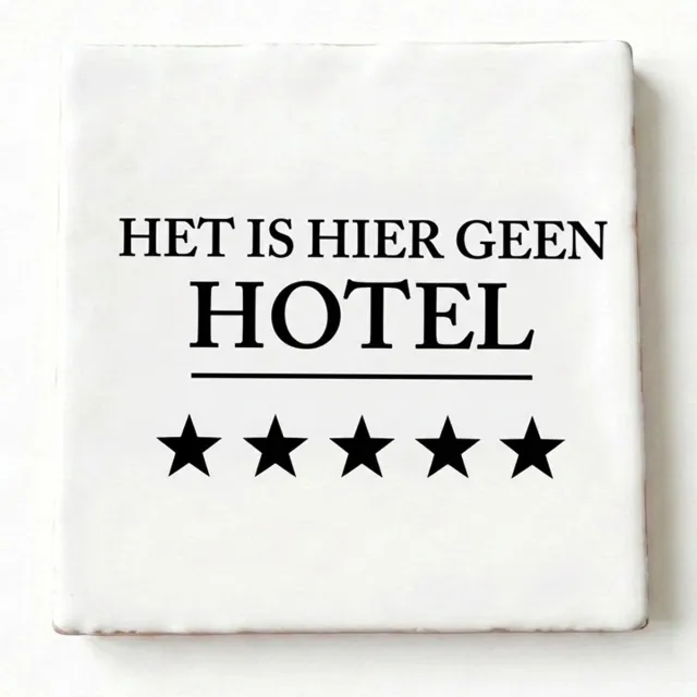 Snoes Spreuktegeltje "Het is hier geen hotel" - Wit Handvorm Spaans Keramiek - 10x10 cm - Humor Cadeau Gezin - Inclusief Plakhaakje - Grappig Teksttegeltje Keuken / Hal