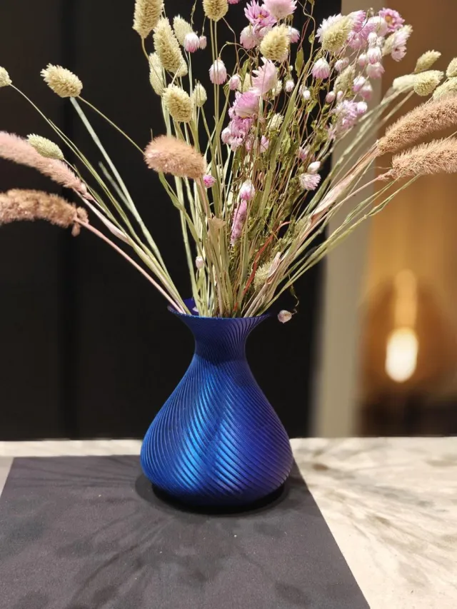 jouwknipjes SilkWave – Designvaas met zijdeglans golfpatroon – Moderne woondecoratie Paars
