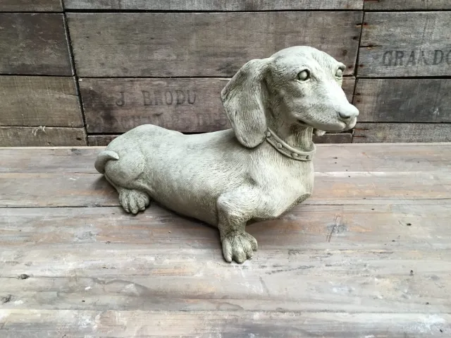 LO. Ornaments Betonnen tuinbeeld - dashond - hond - das - teckel grijs