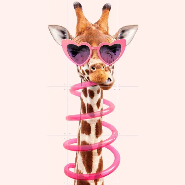 IXXI Thirsty Giraffe, Paul Fuentes - 60 x 80 cm - Grote wanddecoratie en posters - Grafisch Ontwerp, Fantasierijk, Kleurrijk, Speels, Woonkamer Roze
