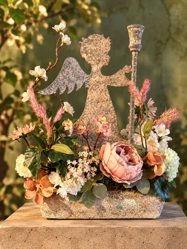 Seta Fiori Grafstuk- Engel van Vrede 45 cm - een Engel omringd door Kunstbloemen - Handgemaakt in Nederland lila, groen, poeder roze