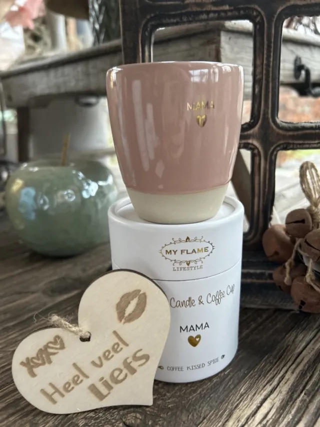 Creaties van hier Geurkaars in koffiekop Mama met houten hartje – 8 cm – Coffee Kissed Spice