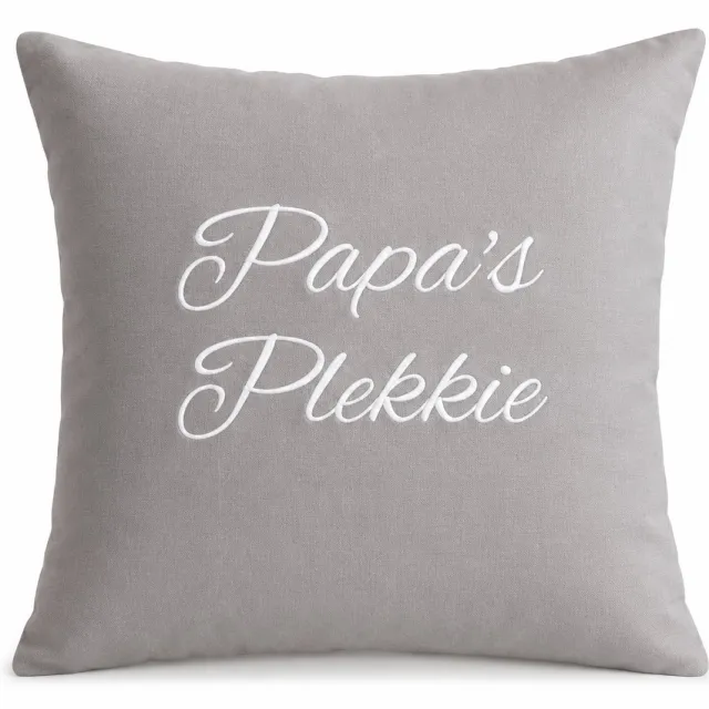 Maison Marcella Sierkussen Kussen met tekst bedrukt cadeau papa | papa’s plekkie lichtgrijs met opdruk wit met vulling | 40x40 cm | Vaderdag verjaardag man