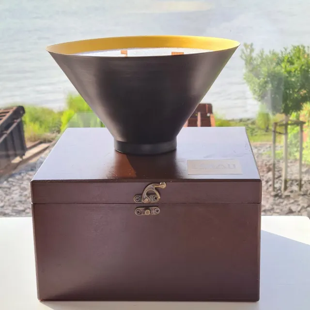 Umaii LILY - design kaars * olijfwas * houten wieken * metalen bowl zwart- goud