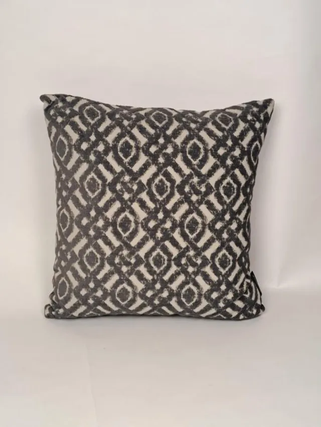 Madison sierkussen 45x45cm Eye Black Rood