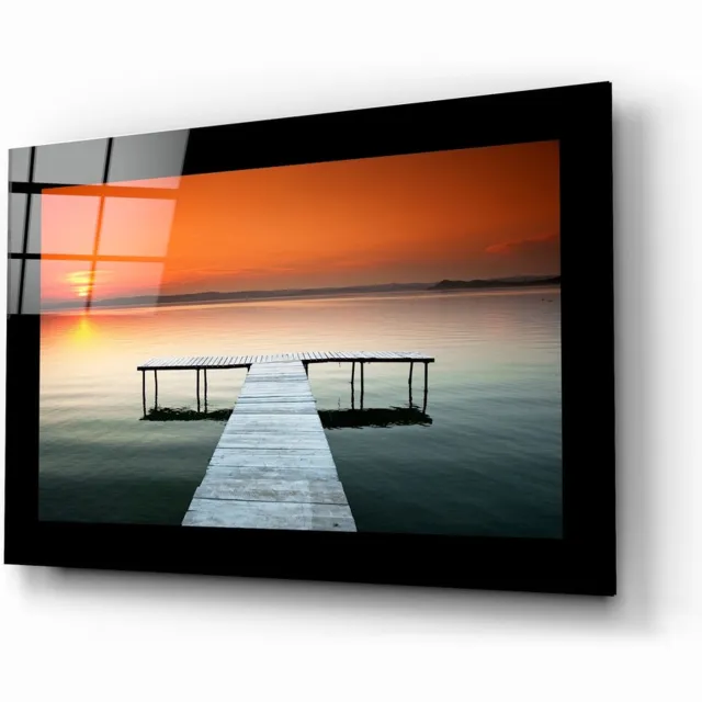 Insigne Art Glasschilderij – Pier aan Meer onder Oranje Lucht – Moderne Glasdecoratie Meerkleurig