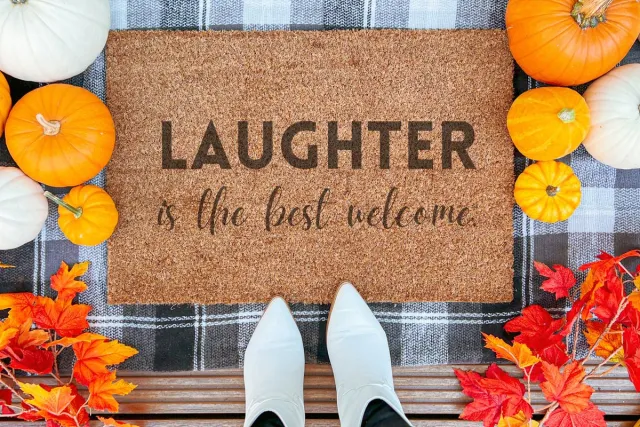 Laser Point Laughter Is The Best Welcome | 90x60 cm | Nieuwe huis cadeau | Ingangsmat | Deurmat met stijl | Verhuizing cadeau | Praktisch & trendy | Perfect voor binnenkomst | Cadeau voor nieuwe woning Bruin | Zwart (Gravering 90x60)