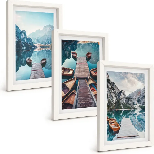 TULUP 3-Delige Schilderij Set - Een rustig meer met houten steigers en boten. - 20x30 - Wanddecoratie - Schilderijen Set - Interieur - Stijlvolle Muurdecoratie Witte lijst