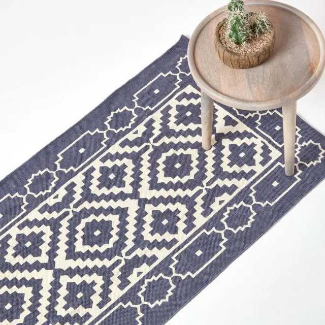 Homescapes Halmstad katoenen vloerkleed met geometrisch patroon in blauw en wit, 66 x 200 cm Blauw, Wit