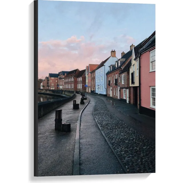 KuijsFotoprint Canvas - Gekleurde Huisjes in een Straat - 60x90cm Foto op Canvas Schilderij (Wanddecoratie op Canvas) Blauw