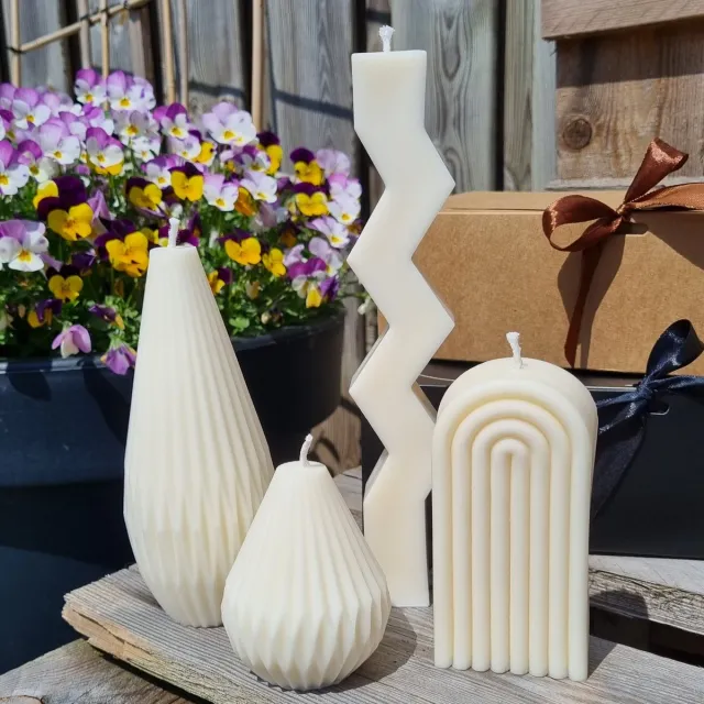 Dearest Candles present - kaarsen - Vegan - koolzaadwas - 100% natuurlijk - figuurkaars - set van 4 - dearest long cartel - dearest rainbow - dearest vase - geschenkdoos - decoratie – cadeau gebroken wit