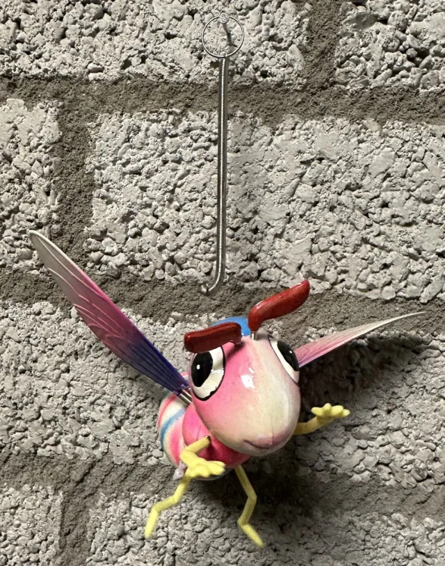 Impuls Decoratief hangend insect op metalen veer "gekleurd insect" - kunststof dier - met wiebel effect - meerkeurig - hoogte 30x18x1cm - Tuindecoratie - Tuinaccessoires Meerkleurig - gekleurd insect