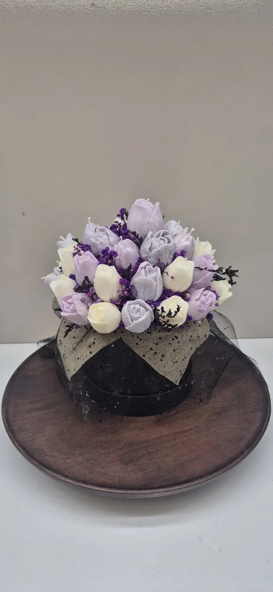 Kaarsgeschenk Kaarsenboeket Tulip whispers - Kaars boeket - Cadeau - Geschenk - Cadeau voor haar - Uniek cadeau - Origineel cadeau - Bloem kaarsen boeket - Candle bouquet - Tulpen boeket - Relatiegeschenk Licht paars en wit