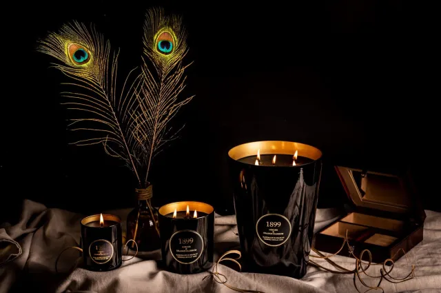 Cereria Mollà 1899 Gold Edition Geurkaars - Ginger & Orange Blossom - 230 gram - 50 branduren Zwart/ Goud