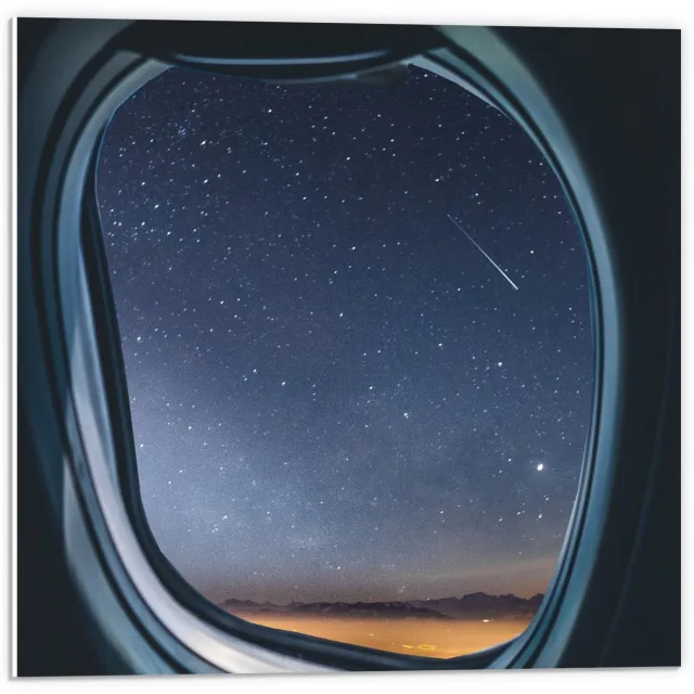 KuijsFotoprint Forex - Vliegtuigraam met Sterrenhemel - 50x50cm Foto op Forex Blauw