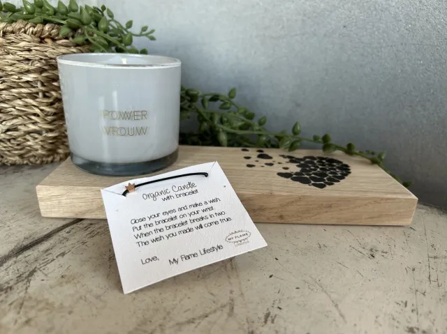Creaties van hier Geurkaars Powervrouw op houten plankje met armband - Moederdag