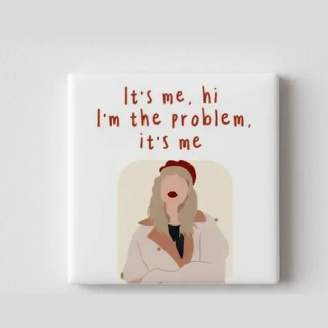 Nevolis “It’s Me, Hi, I’m the Problem” Keramische Tegel met Minimalistische Illustratie – Grappige Popcultuur Quote Wanddecoratie – 15 × 15 cm Multi Color