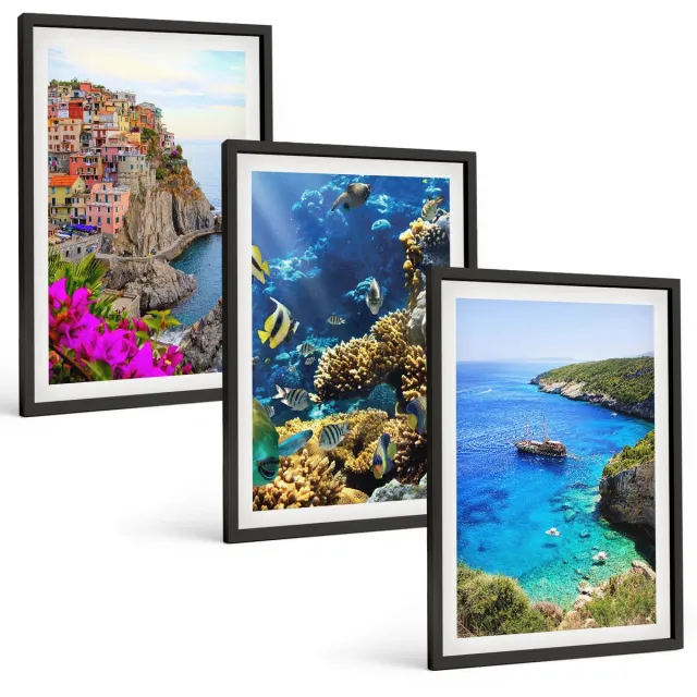 Coloray 3-Delige Schilderij Set - Uitzicht Op Zee Met Kleurrijke Huizen En Een Koraalrif. - 40 x 60 cm - Decoratieve Muurdecoratie - Slaapkamer - Decoratieve Schilderijen Zwarte lijst