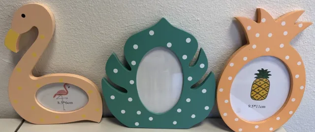 Impuls Decoratieve houten fotolijstjes "flamingo, cactus & ananas" - Set van 3 stuks - licht groen/roze/oranje - hoogte 17.5 x 13 x 1 cm - foto formaat 7.5x12.5 cm / 8.5x6 cm / 9.5 x 11 cm - Woonaccessoires Licht roze flamingo - cactus licht groen - licht oranje ananas