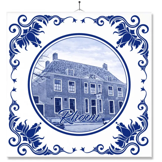 MC Living Tegel Met Opdruk | Rhoon | Delft Blauw | Cadeau | Inclusief Geschenkdoos | Standaard | Ophangsysteem Ontwerp 1