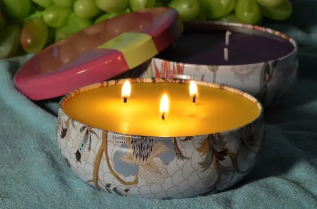 MilaNNE Candles by Milanne, 2 design blikken met geurkaars 13x13 cm, Hoogte: 5 cm - BEKIJK VIDEO paars