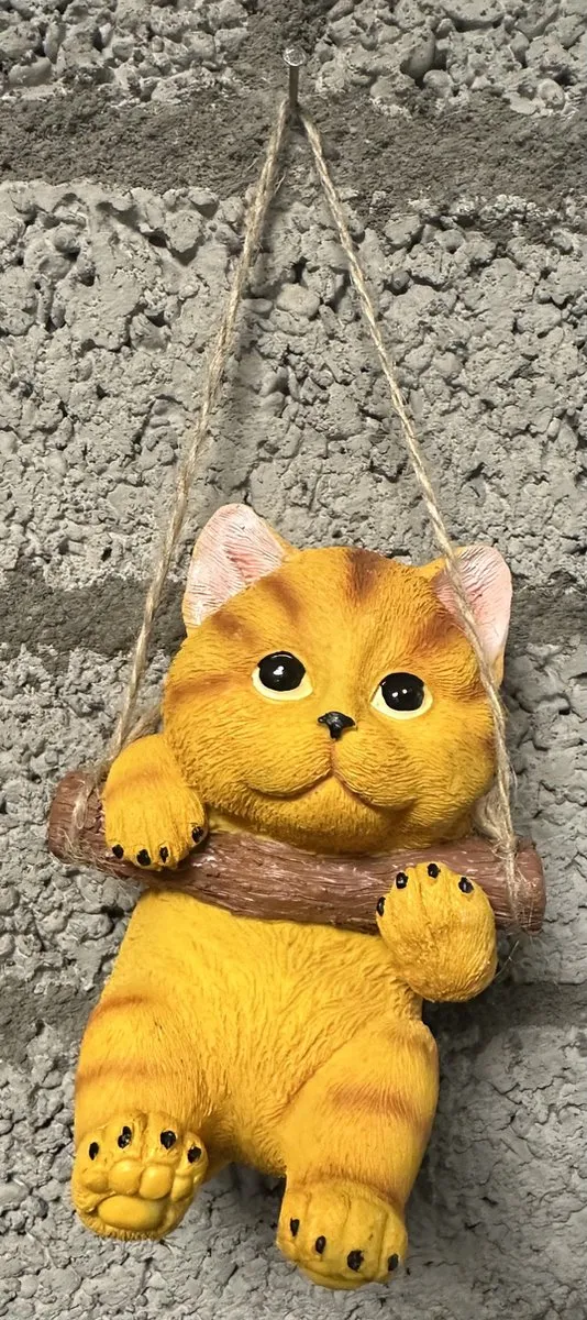 Impuls Polyresin hangend (tuin) dier "kat" - oranje + streepjes - hoogte 15x10x8 cm - ophangtouw - Voor binnen of buiten - Tuinaccessoires - Woonaccessoires Meerkleurig - oranje + streepjes