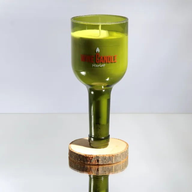 winecandle Vegan Zonnebloem Wax Geurkaars met Merlot geur - gegoten in een wijnfles - branduren: 50 uren _ Handgemaakt in Nederland groen merlot