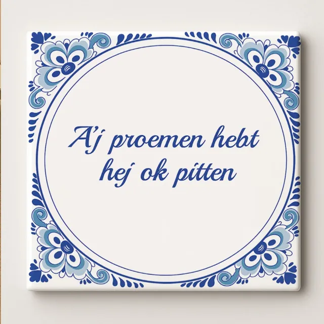 Nevolis Grappige Twentse Tegel 15x15cm – “A’j Proemen Hebt, Hej Ok Pitten” – Humoristische Delfts Blauwe Keramische Wanddecoratie – Origineel Streekcadeau Multi Color