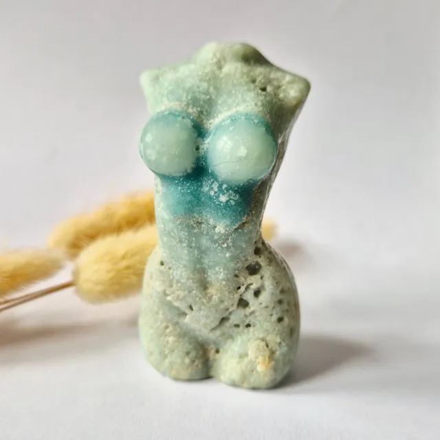 Moonlight Gemstones Caribbean Calciet vrouwenbeeldje 8 cm (#30) – handgeslepen edelsteen goddess carving Groen
